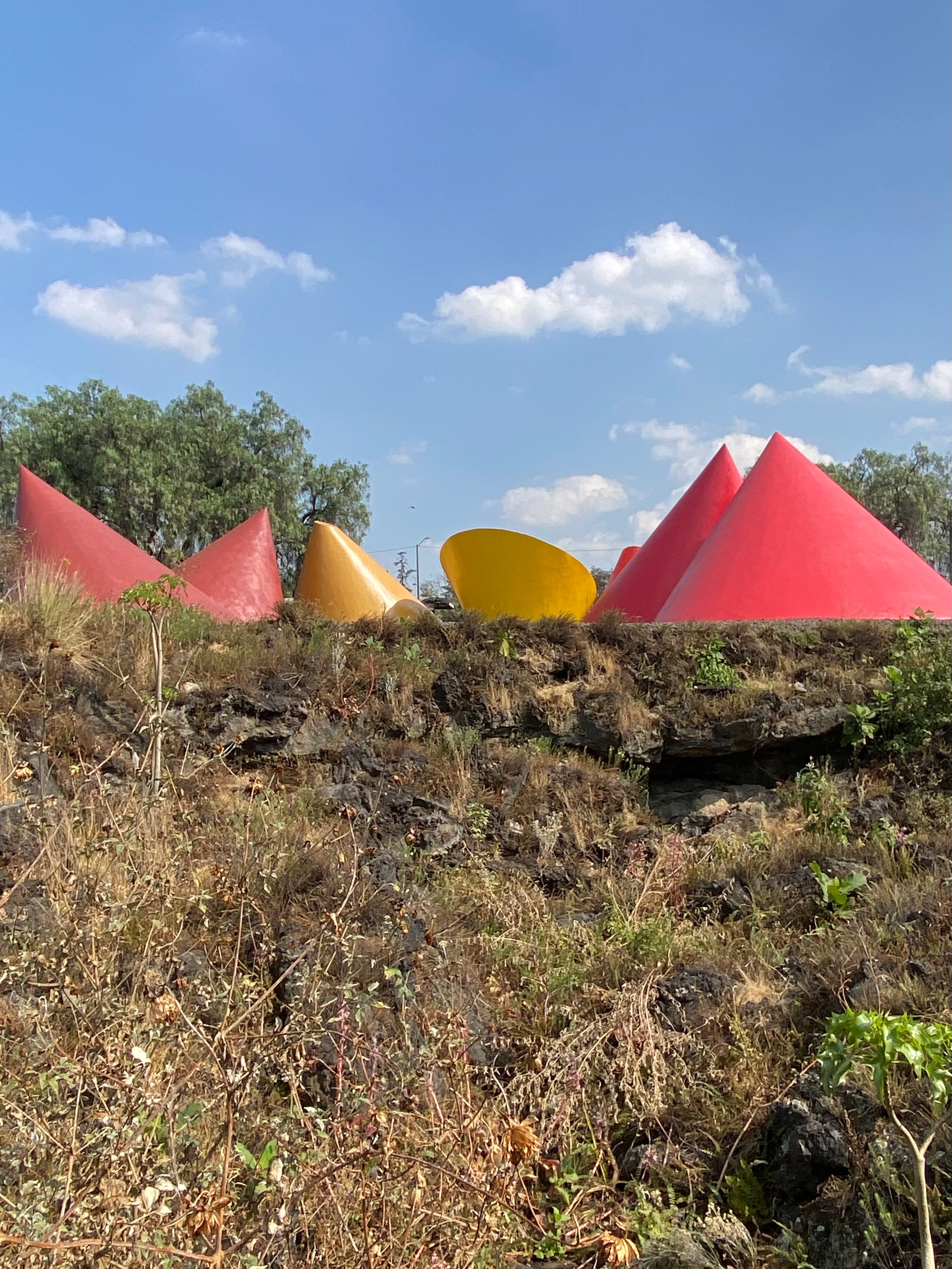 Ruta de la Amistad, Arte monumental y paisaje moderno